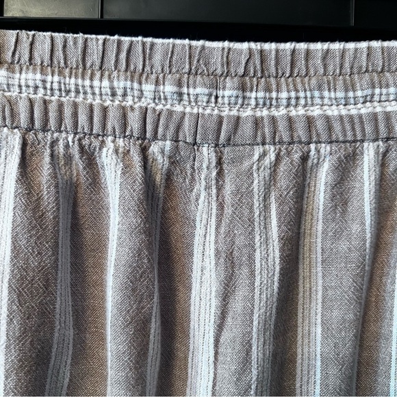 Banana Republic women’s pants Size: S Color: beige/ white striped print like New - Picture 6 of 8